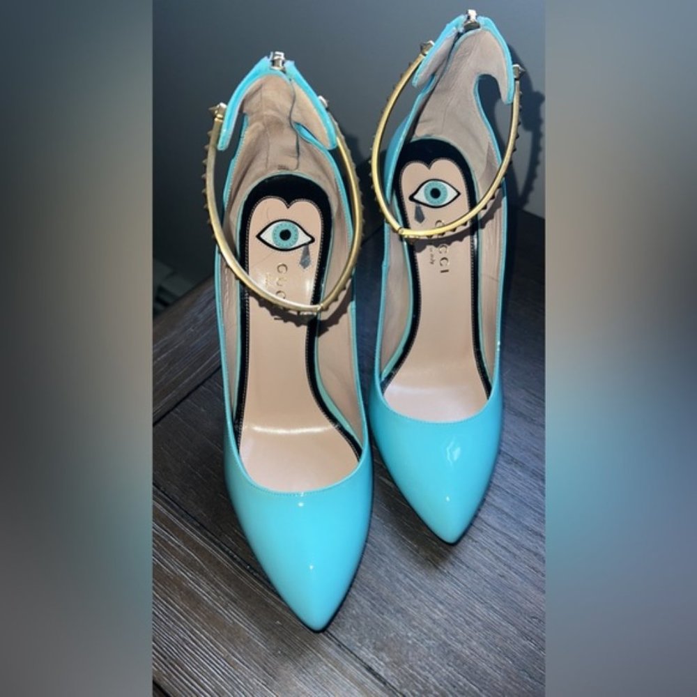 Authentic turquoise Gucci pumps. I love it but is too big for me